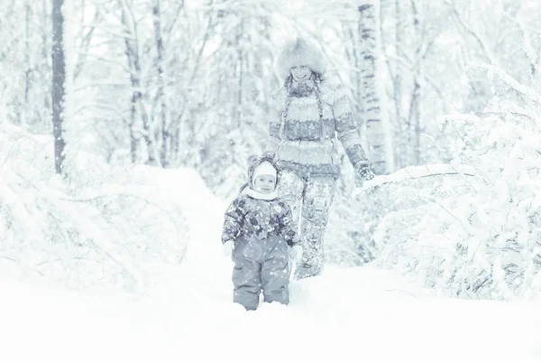 Madre e hija pequeña en el parque de invierno — Foto de Stock