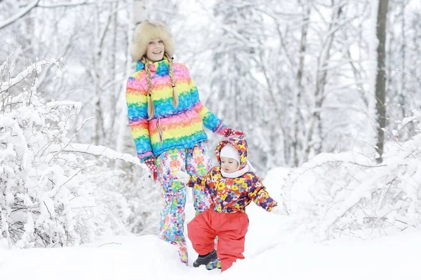 Мать и маленькая дочь в зимнем парке — стоковое фото