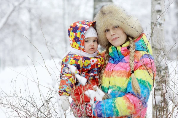 Mãe e filha pequena no parque de inverno — Fotografia de Stock