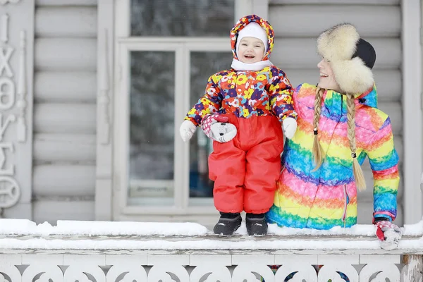 Madre e figlia vicino a casa in legno — Foto Stock