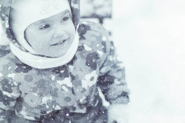 Little girl in winter park — Stock Photo, Image