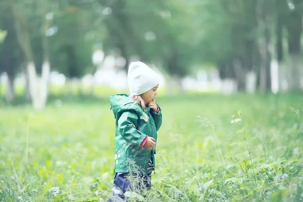 Niña en hierba verde —  Fotos de Stock