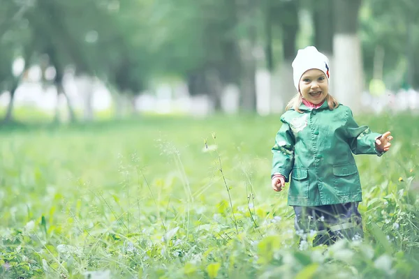 绿草的小女孩 — 图库照片