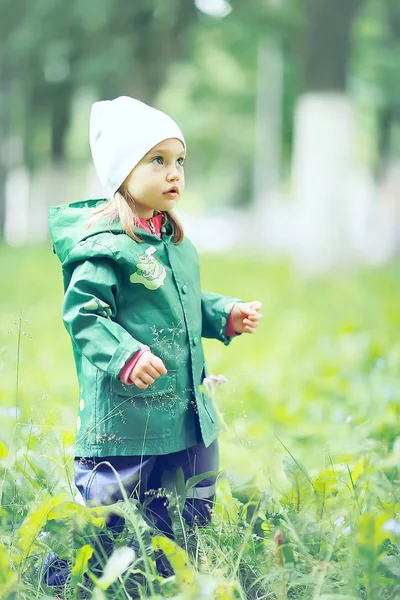 Little girl in green grass — Stock Photo, Image