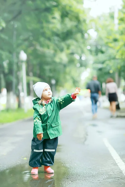 在水坑中的小女孩 — 图库照片