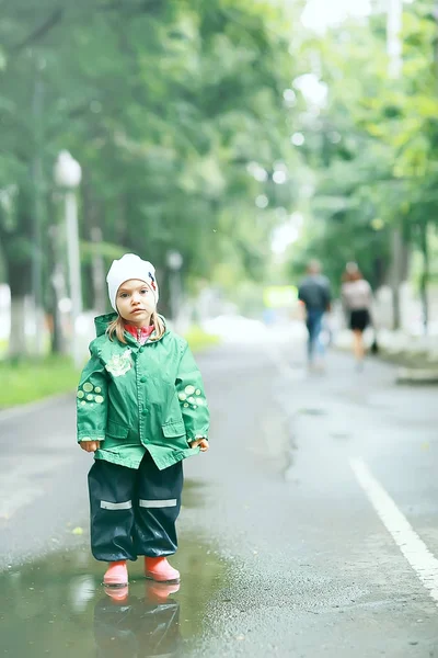 su birikintisi içinde küçük kız 