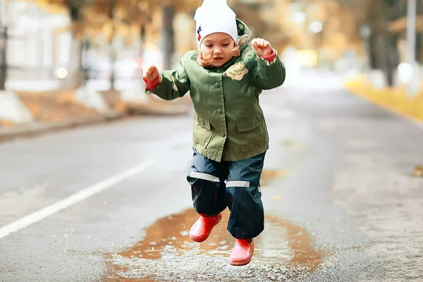 Little girl in rainy park — Stock Photo, Image