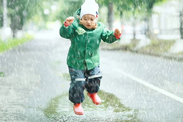 在水坑中的小女孩 — 图库照片