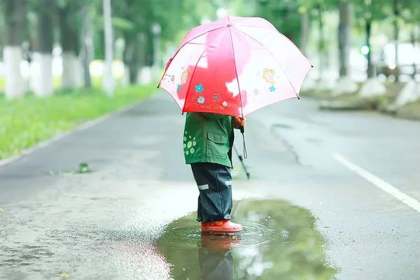 화려한 우산을 가진 작은 아이 — 스톡 사진