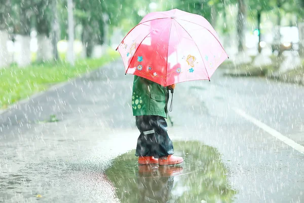 화려한 우산을 가진 작은 아이 — 스톡 사진