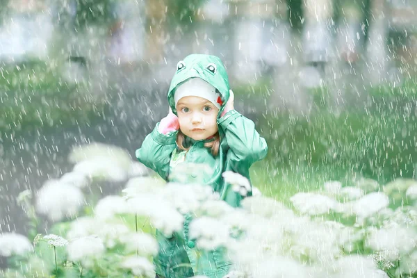 Liten flicka i vår park — Stockfoto