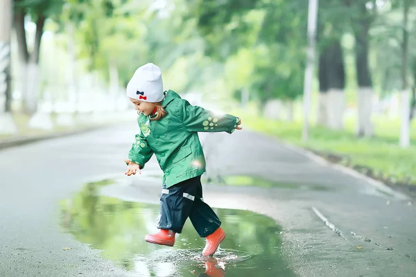 Petite fille dans le parc pluvieux — Photo