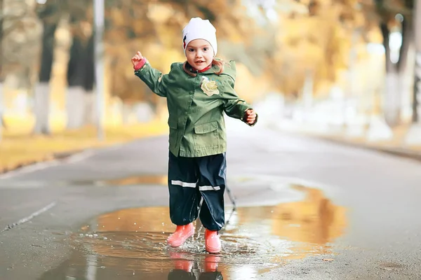 Bambina nel parco pluviale — Foto Stock