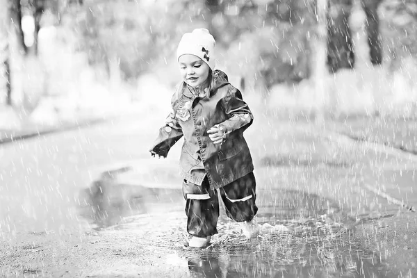 Menina no parque chuvoso — Fotografia de Stock