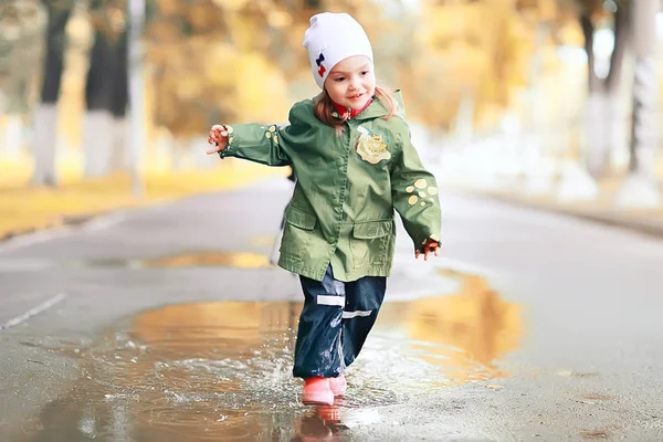 在多雨的公园里的小女孩 — 图库照片