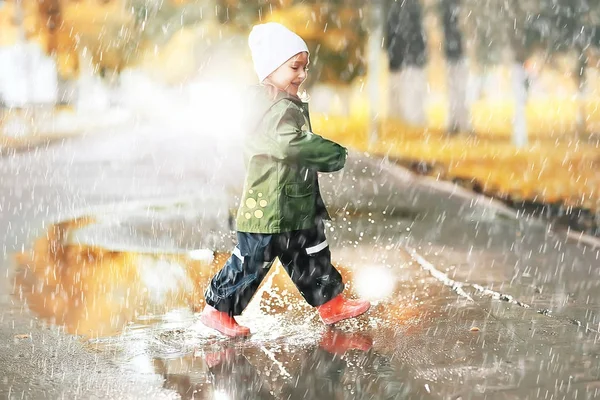 Bambina nel parco pluviale — Foto Stock