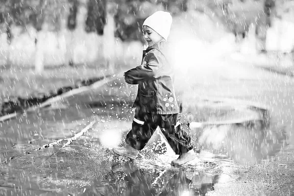 Little girl in rainy park — Stock Photo, Image