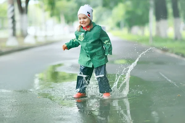 Petite fille dans le parc pluvieux — Photo