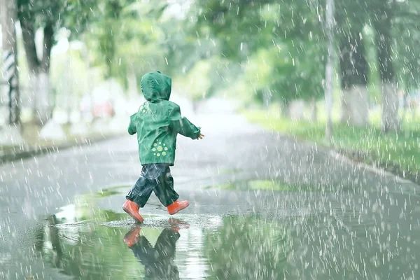 Klein meisje in regenachtige park — Stockfoto
