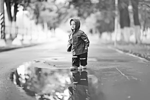 Yağmurlu parkta küçük kız — Stok fotoğraf