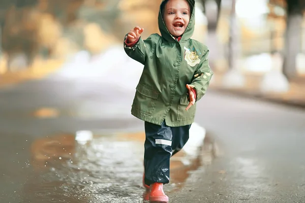 Kislány az esős park — Stock Fotó