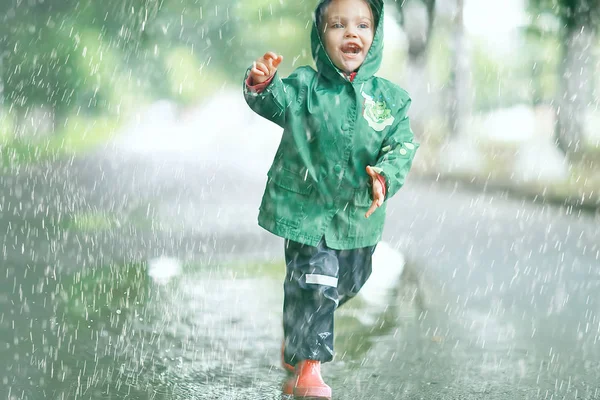 Little girl in rainy park — Stock Photo, Image