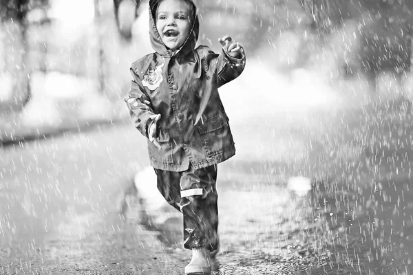 雨の公園で少女 — ストック写真