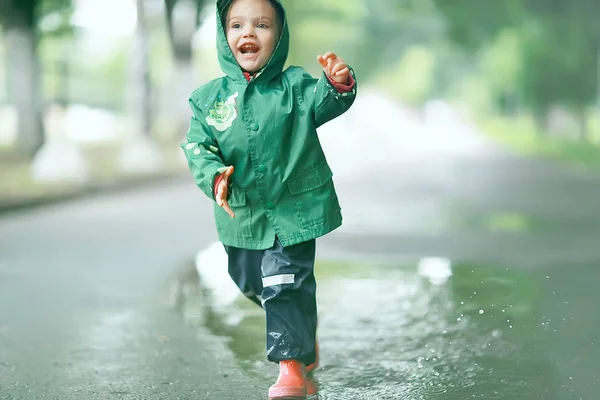 Petite fille dans le parc pluvieux — Photo
