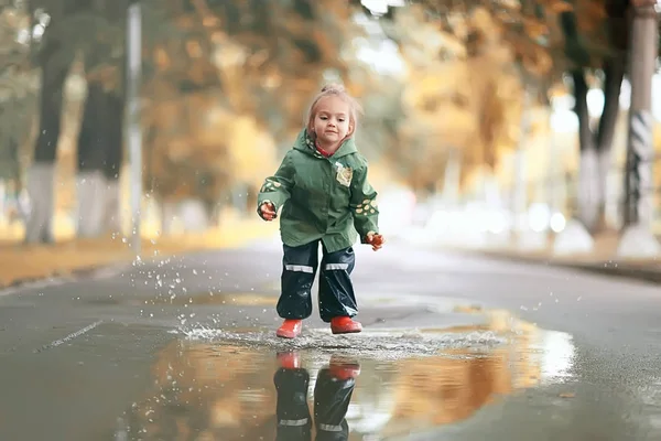 雨の公園で少女 — ストック写真
