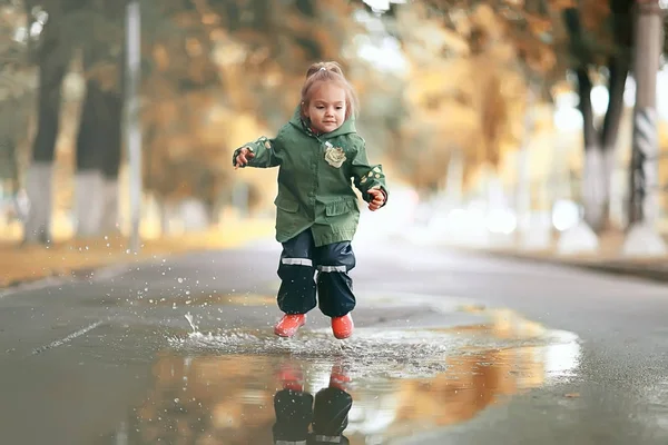 Little girl in rainy park — Stock Photo, Image