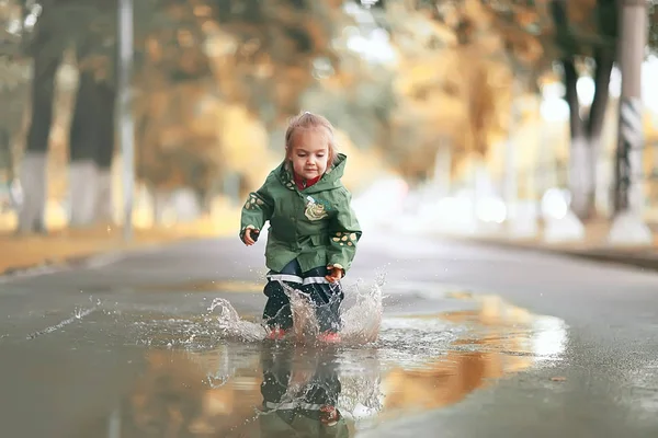 Little girl in rainy park — Stock Photo, Image