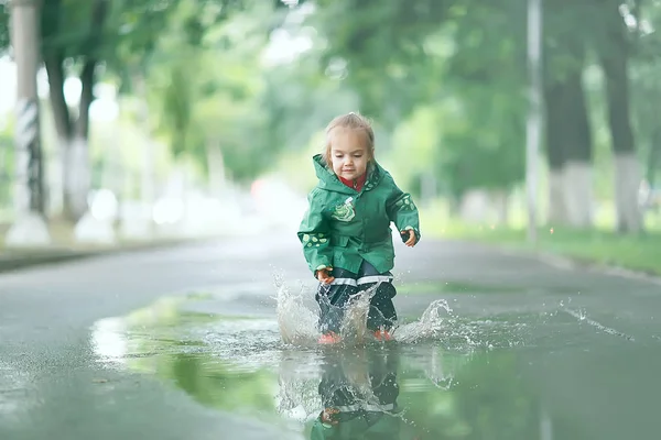 Little girl in rainy park — Stock Photo, Image