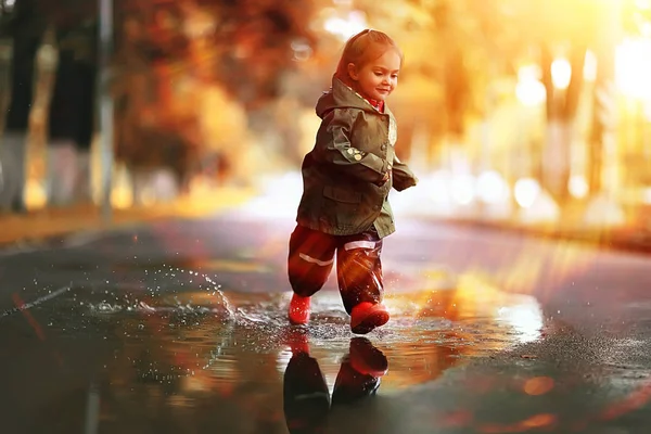 Petite fille dans le parc pluvieux — Photo