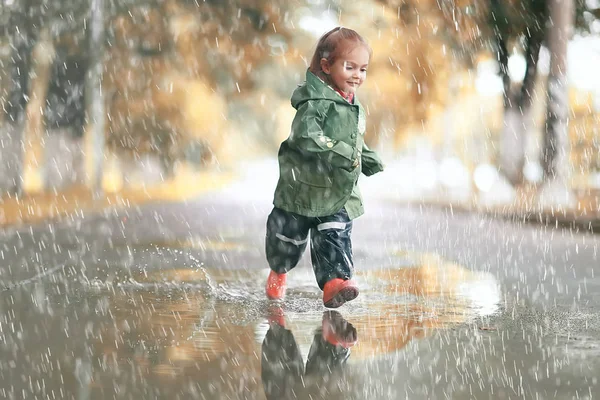 Little girl in rainy park — Stock Photo, Image