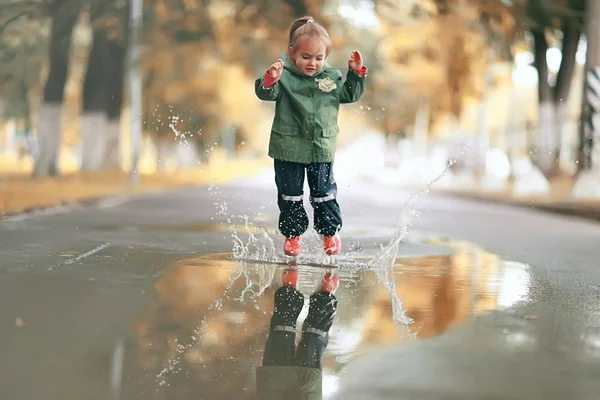 Bambina nel parco pluviale — Foto Stock