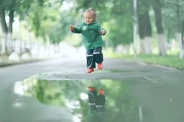 Маленькая девочка в райном парке — стоковое фото
