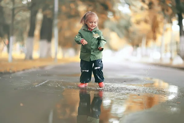 Bambina nel parco pluviale — Foto Stock