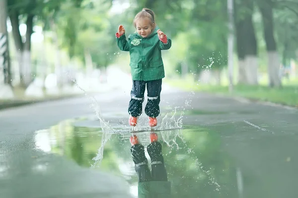 Menina no parque chuvoso — Fotografia de Stock