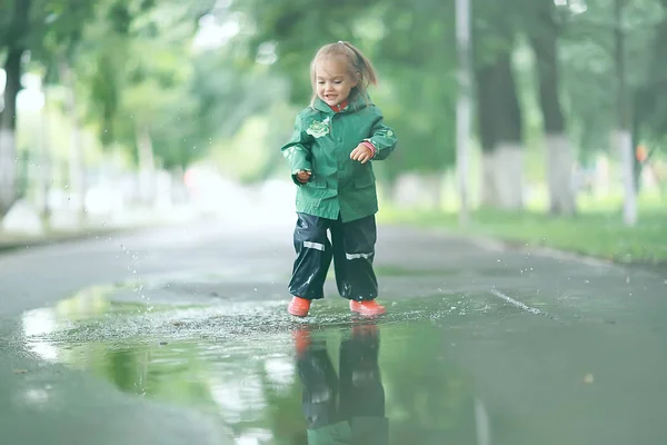 在多雨的公园里的小女孩 — 图库照片