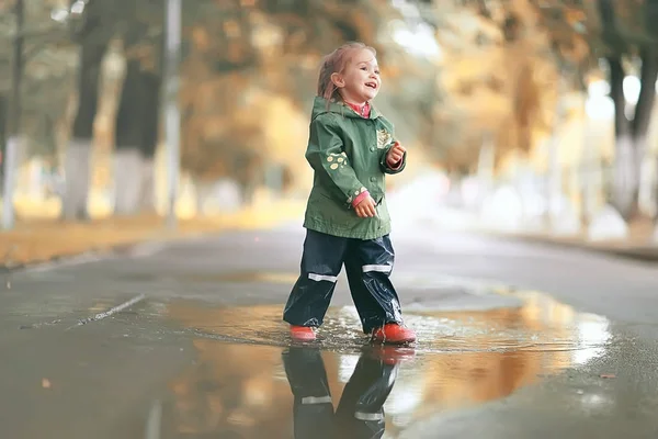 Petite fille dans le parc pluvieux — Photo