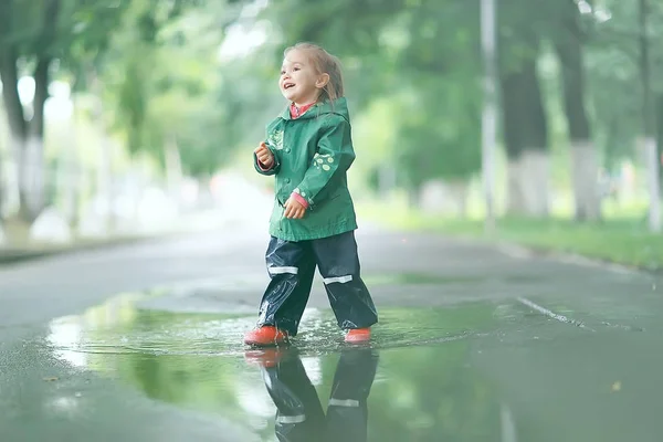 Bambina nel parco pluviale — Foto Stock