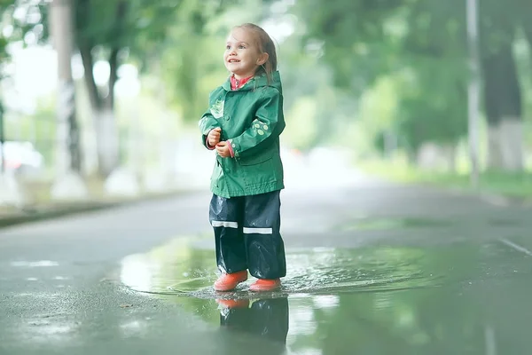 Kleines Mädchen im verregneten Park — Stockfoto