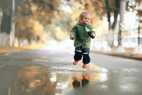 Petite fille dans le parc pluvieux — Photo