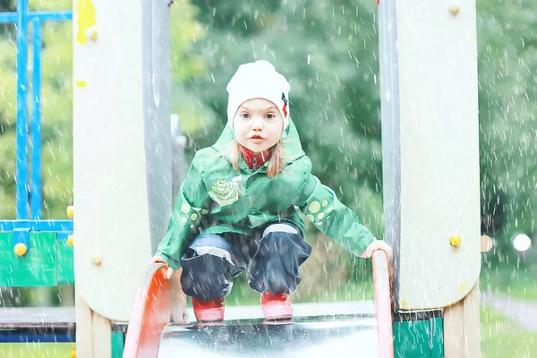 Bambina sullo scivolo — Foto Stock