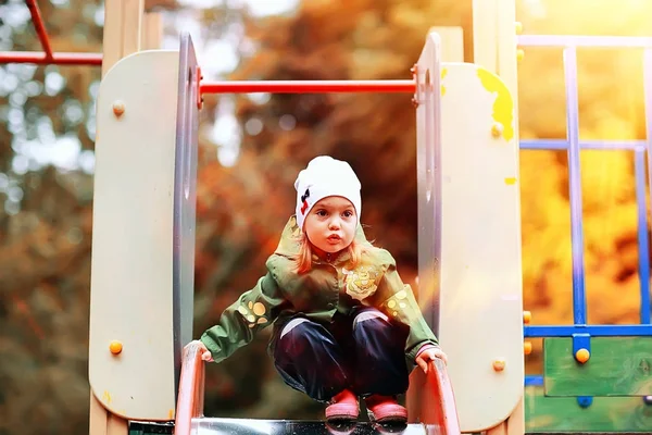 Menina no slide — Fotografia de Stock