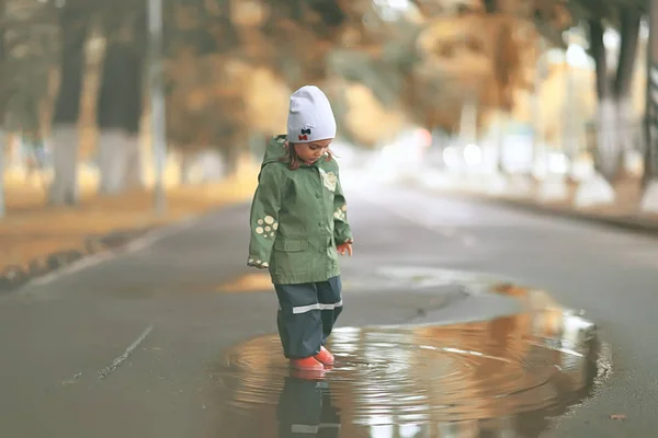 Bambina nel parco pluviale — Foto Stock