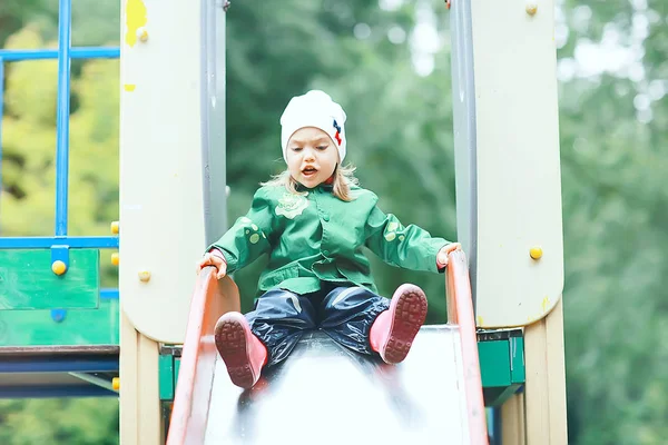 Menina no slide — Fotografia de Stock