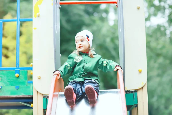 Menina no slide — Fotografia de Stock