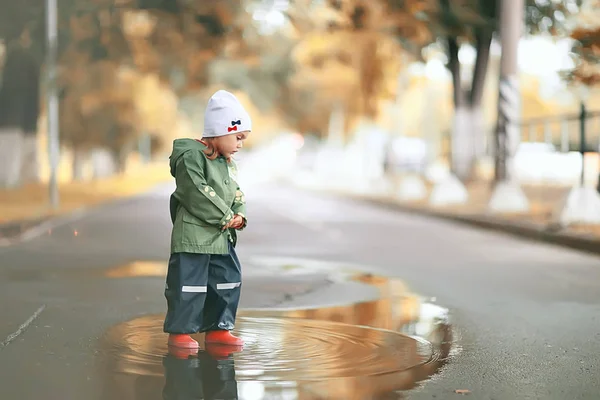 Little girl in autumn park — Stock Photo, Image