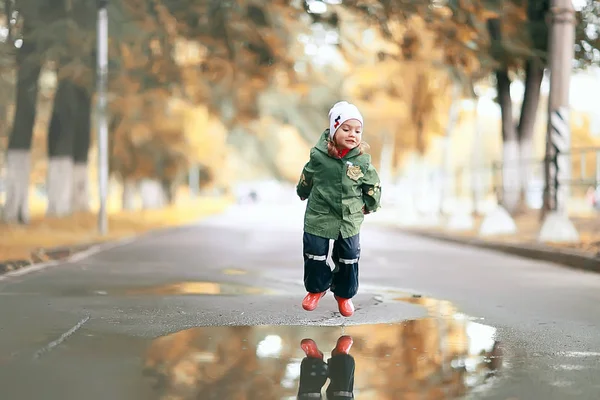 秋天公园里的小女孩 — 图库照片